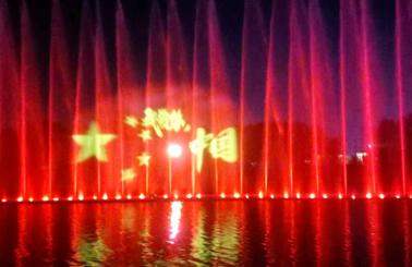 澳洲彩虹助力军运会，月亮湖音乐喷泉水舞秀为武汉“军运会”夜游景观增添光彩
