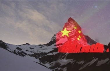 山体投影灯光秀丨阿尔卑斯山亮起了五星红旗